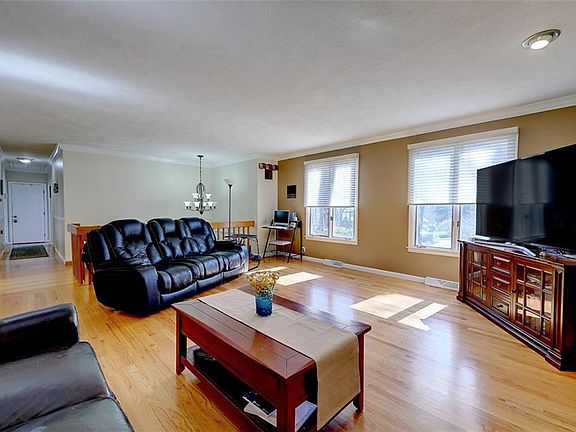 4th image of 15 Beacon Hill Dr