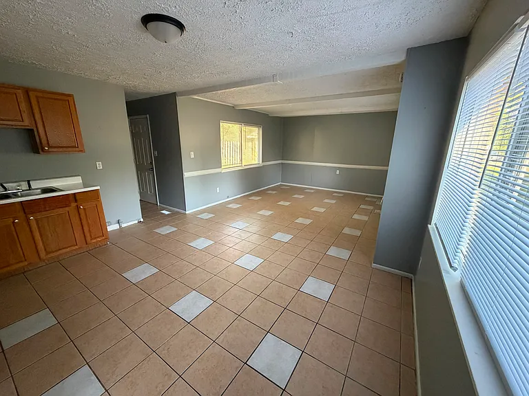 9401 Rochelle Dr — Photo 5