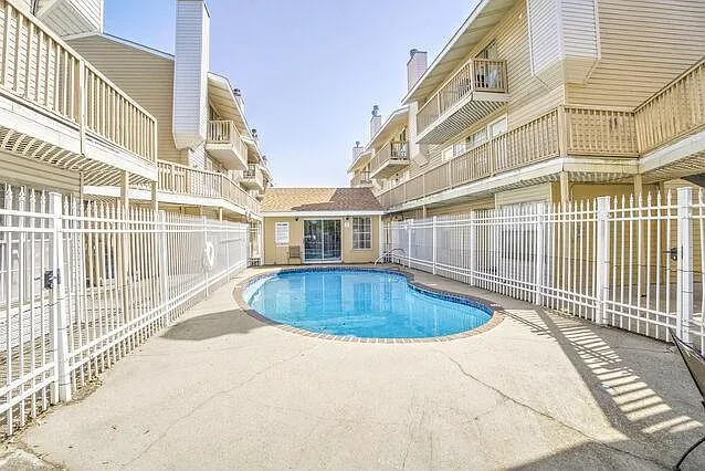 2 bed, 2.5 bath, 1219 sqft, $1,800 — Photo 2