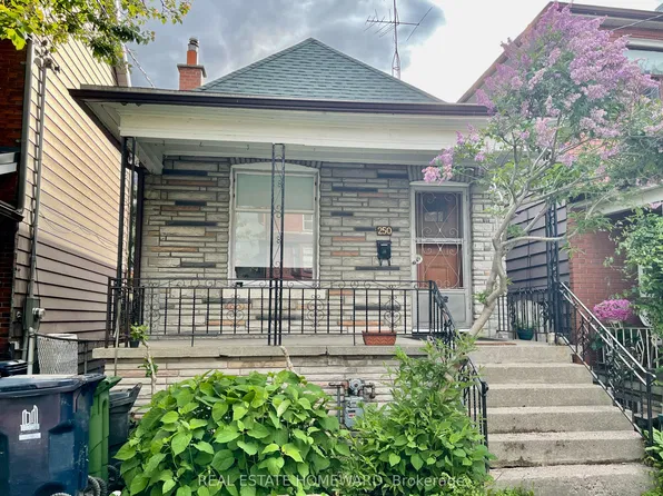 250 Rushton Rd, Toronto, ON M6G 3J5