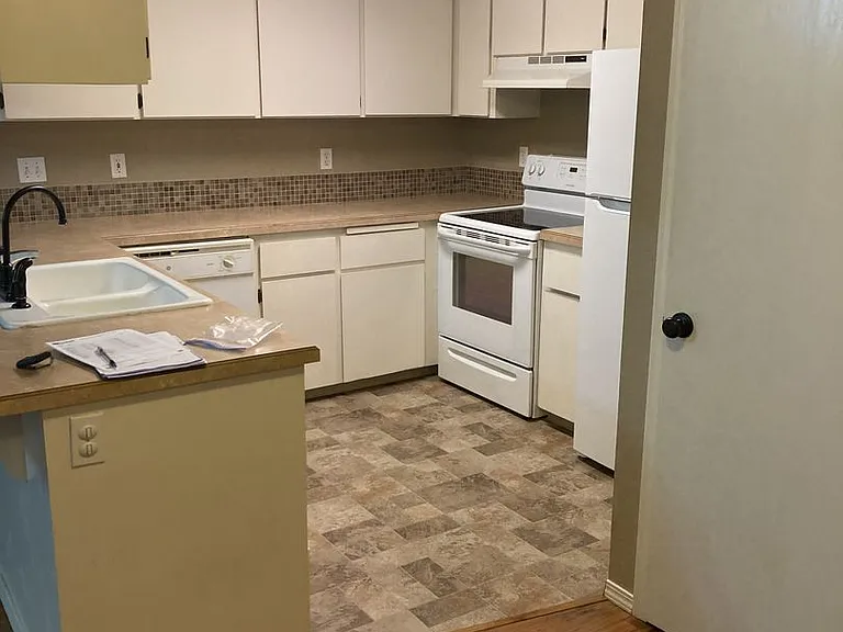 1590 SW Harbor Dr — Photo 5