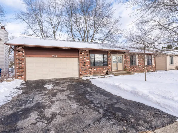 742 Voyager Dr, Bartlett, IL 60103