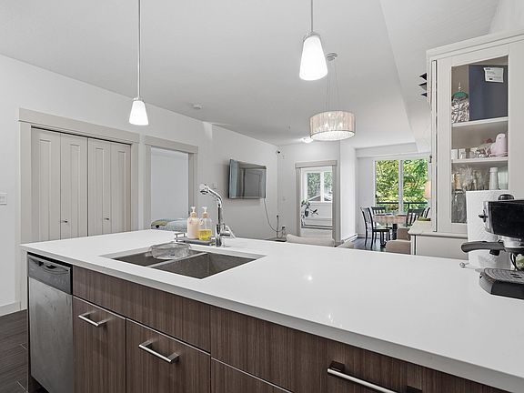 4th image of 2214 Kelly Ave #206