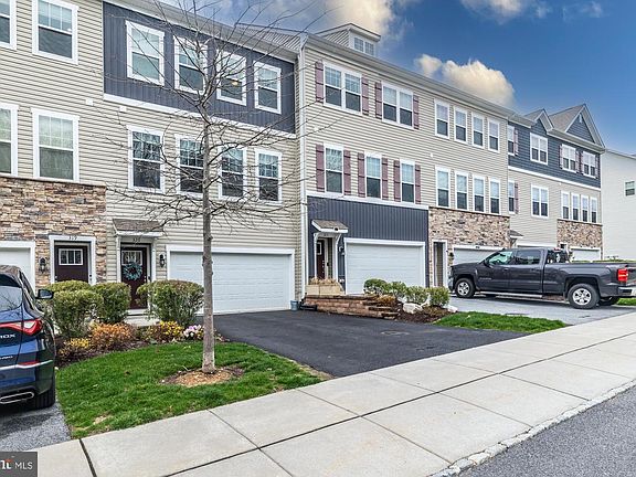 3rd image of 321 Dawson Pl