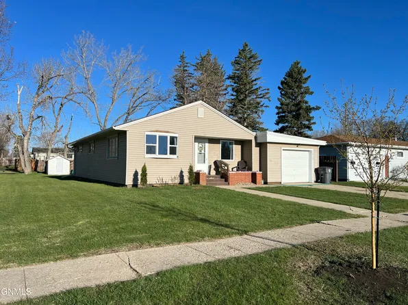 712 1st St SE, Crosby, ND 58730