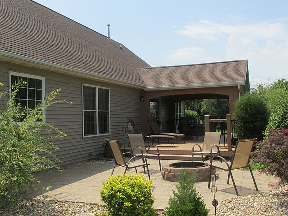 Brick patio w/fire pit