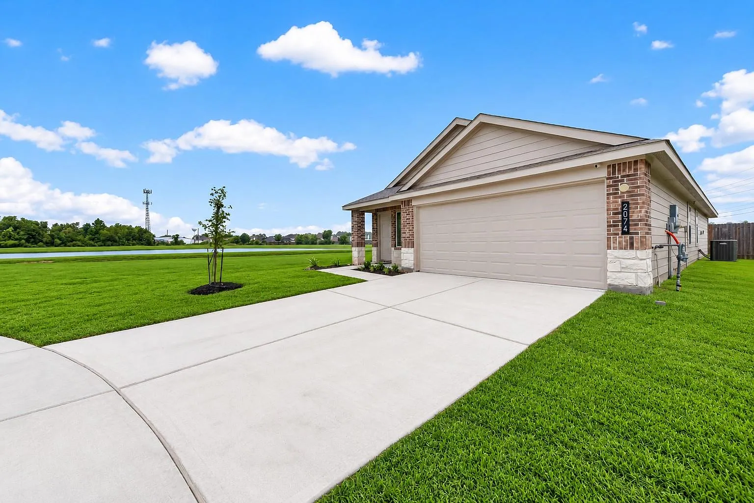 3 bed, 2.0 bath, 1556 sqft, $2,095 — Photo 3