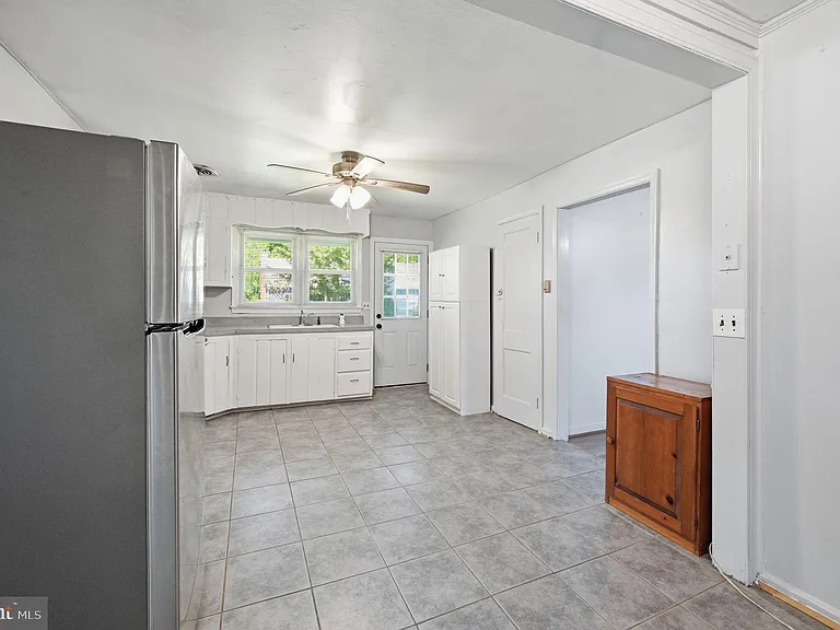 44 S Woodlawn Ave — Photo 9