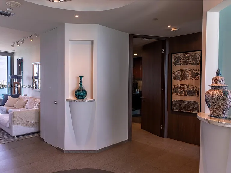 300 S Pointe Dr #1502 — Photo 10