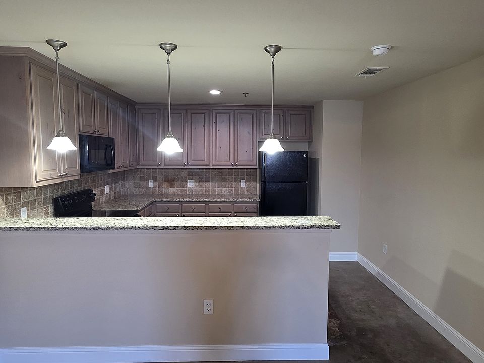 1st image of 700 Franklin Ave #3