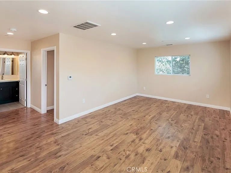 17134 Saticoy St — Photo 2