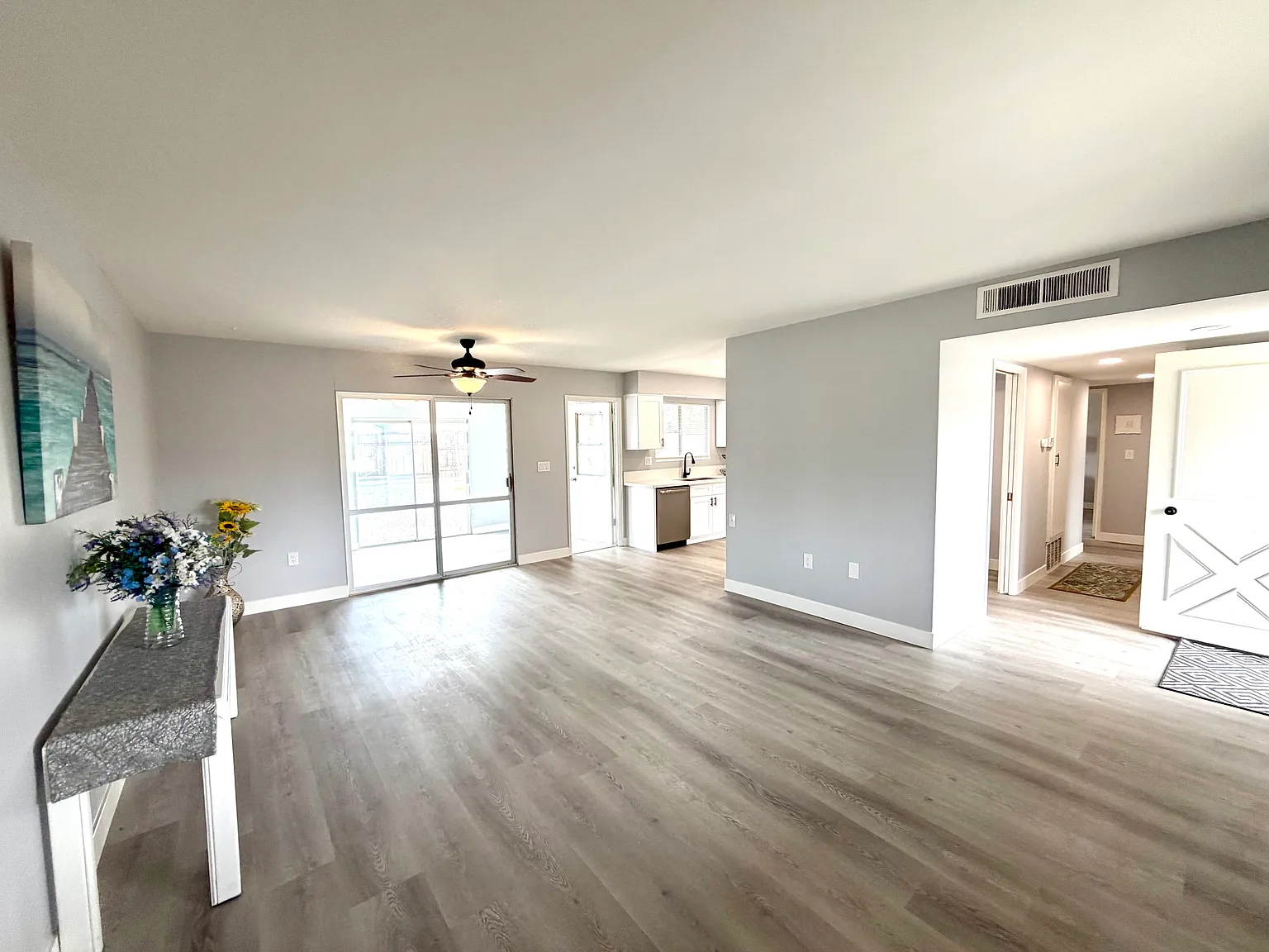 2 bed, 1098 sqft, $2,545 — Photo 4