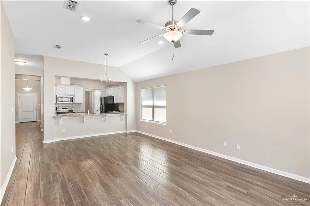 3 bed, 2.0 bath, 1648 sqft, $1,900 — Photo 2