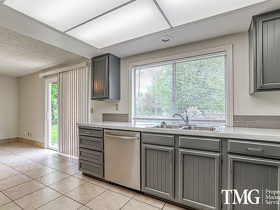5th image of 807 SE 141st Ave
