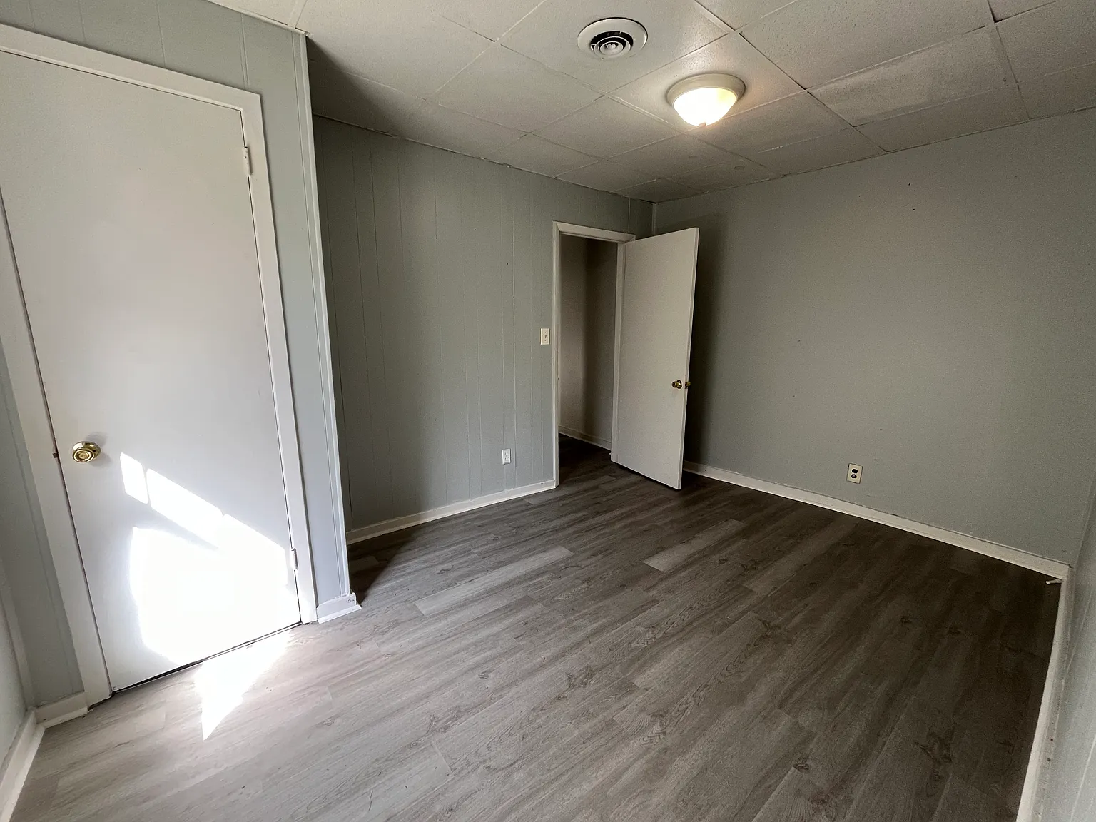2449 Woodbine Ave — Photo 2