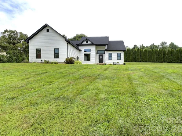 60 Golden Ln, Leicester, NC 28748