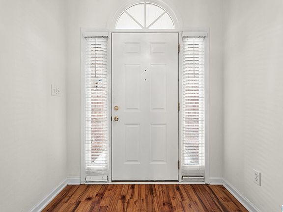 3rd image of 304 Creekside Ln