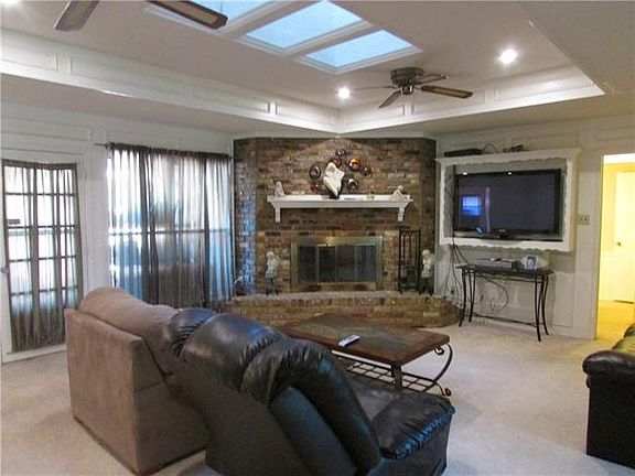 3rd image of 2505 Webster Dr