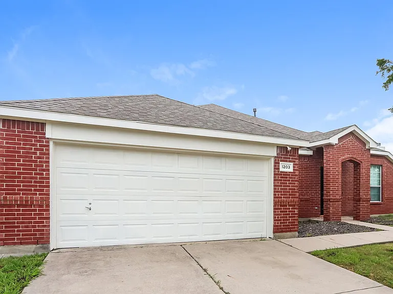 1203 Hampton Dr — Photo 4