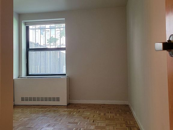 4th image of 225 E 6th St APT 1L