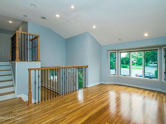 3rd image of 10 Milford Ln