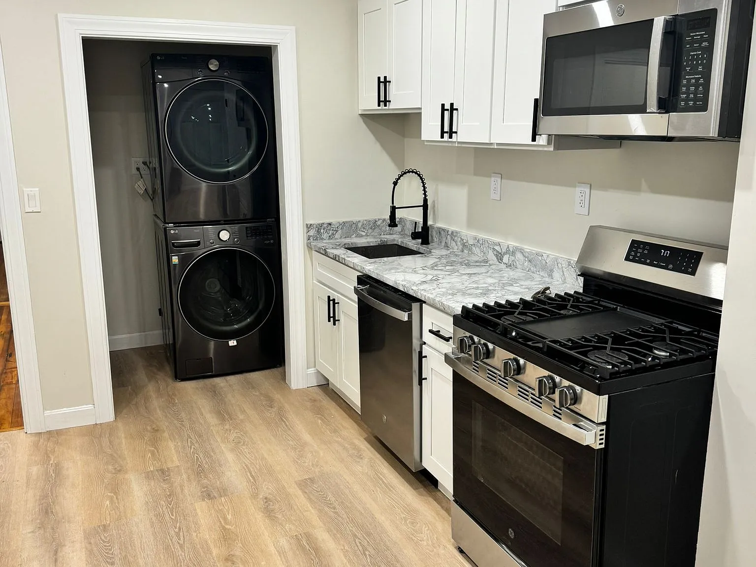 3 bed, 848 sqft, $2,800 — Photo 2