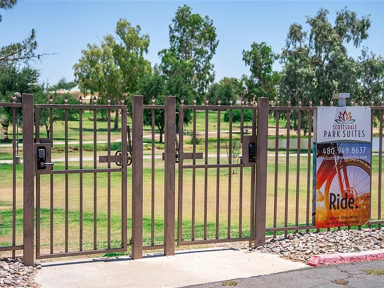 Scottsdale Park Suites — Photo 16