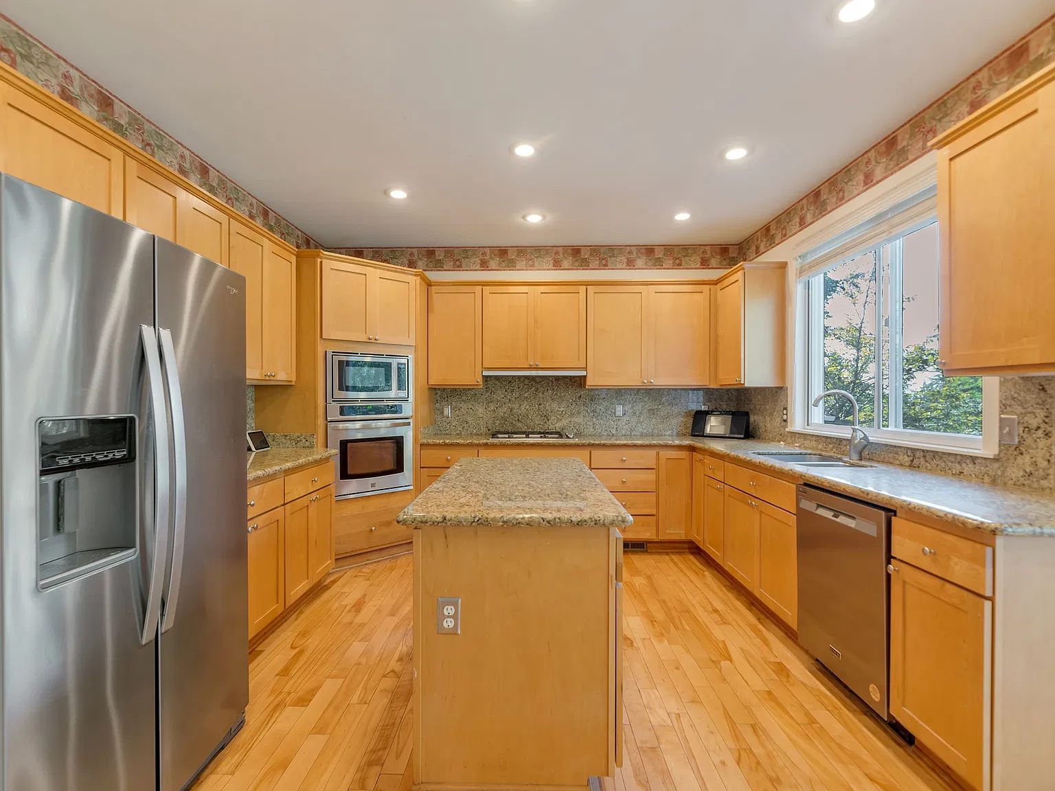 6 bed, 3.5 bath, 3580 sqft, $4,295 — Photo 4