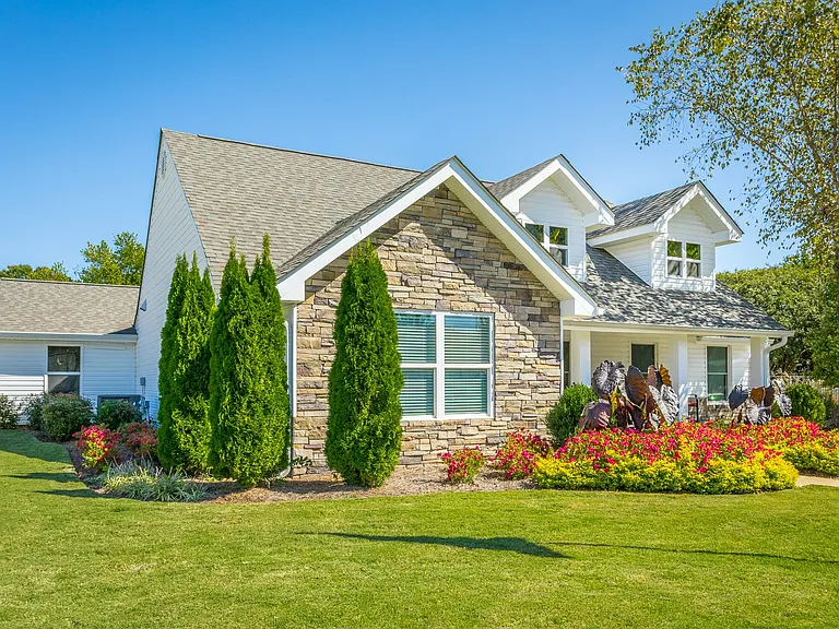 Exterior Views of Hawthorne at Lily Flagg in Huntsville, AL