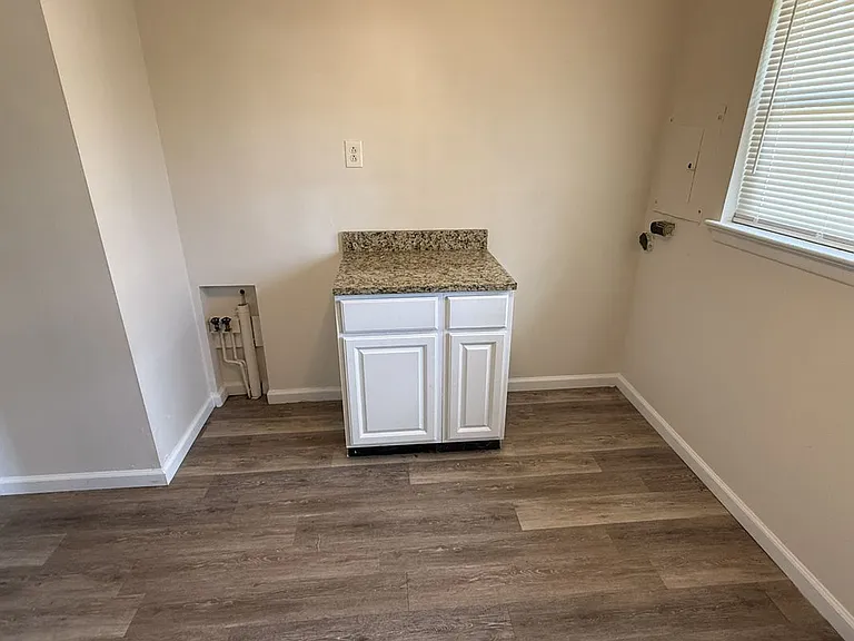 651 Southwell Ln — Photo 5