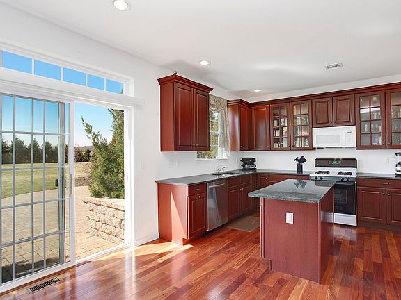 3rd image of 25 Wake Robin Ln