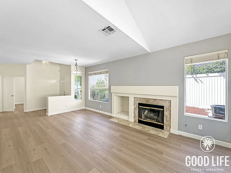 3 bed, 3.0 bath, 1570 sqft, $3,500 — Photo 3
