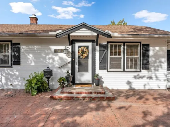202 E 19th Ave, Hutchinson, KS 67502