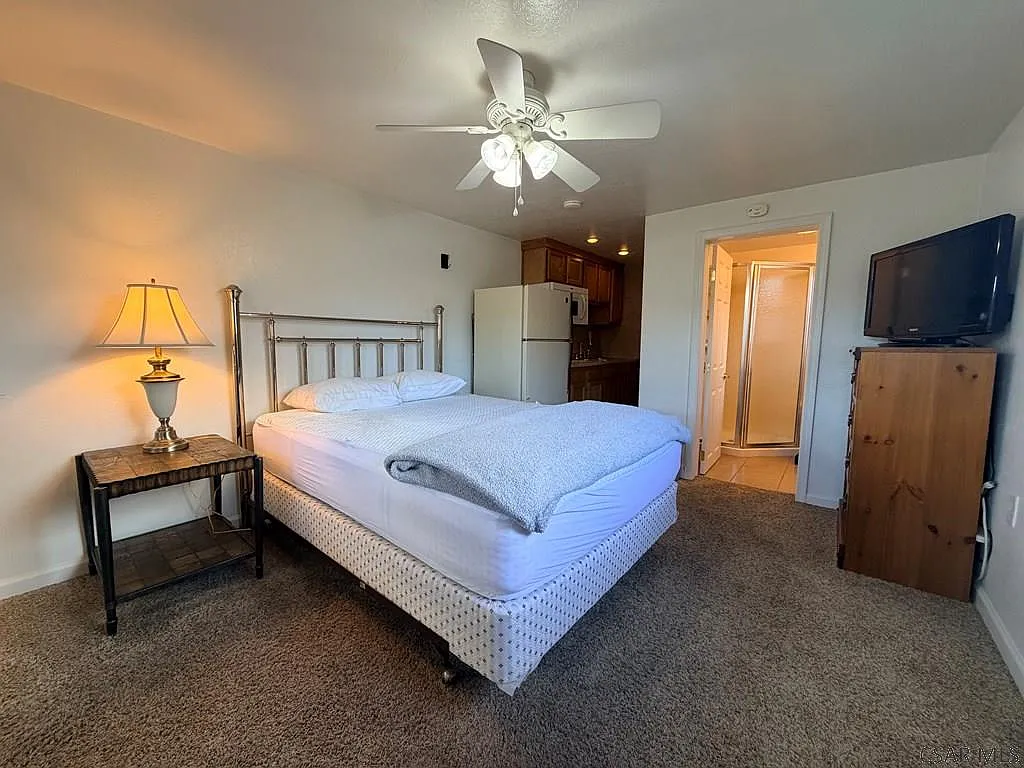 1 bed, 1.0 bath, 400 sqft, $895 — Photo 2