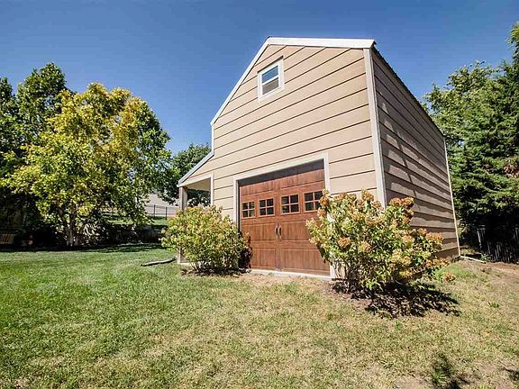3rd image of 205 Caroline Ct