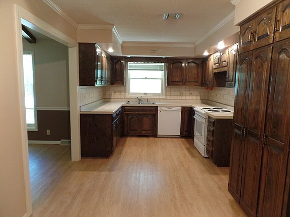 Kitchen (15'10" x 7'9")