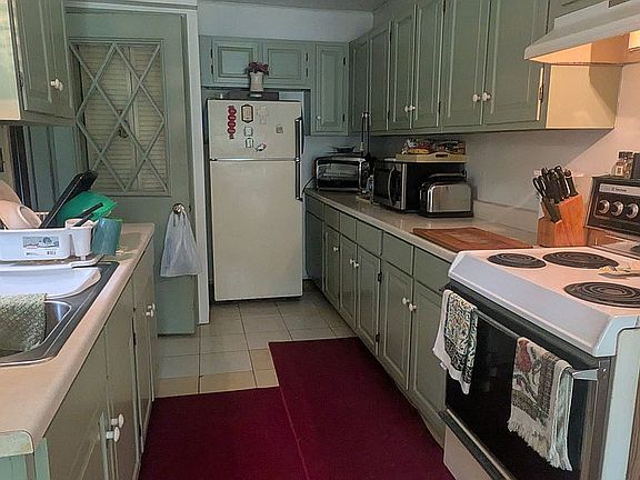 3rd image of 1572 Pasterz Rd