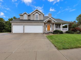 5290 Thames Dr, Haslett, MI 48840