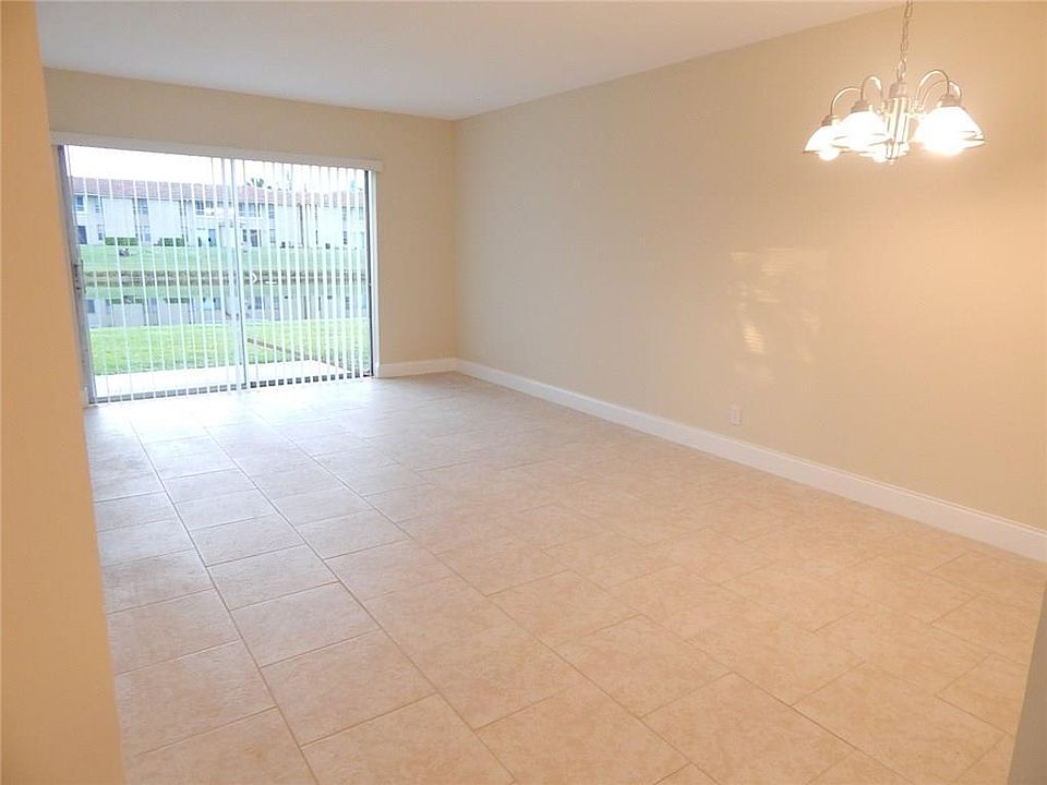 1st image of 10153 Twin Lakes Dr