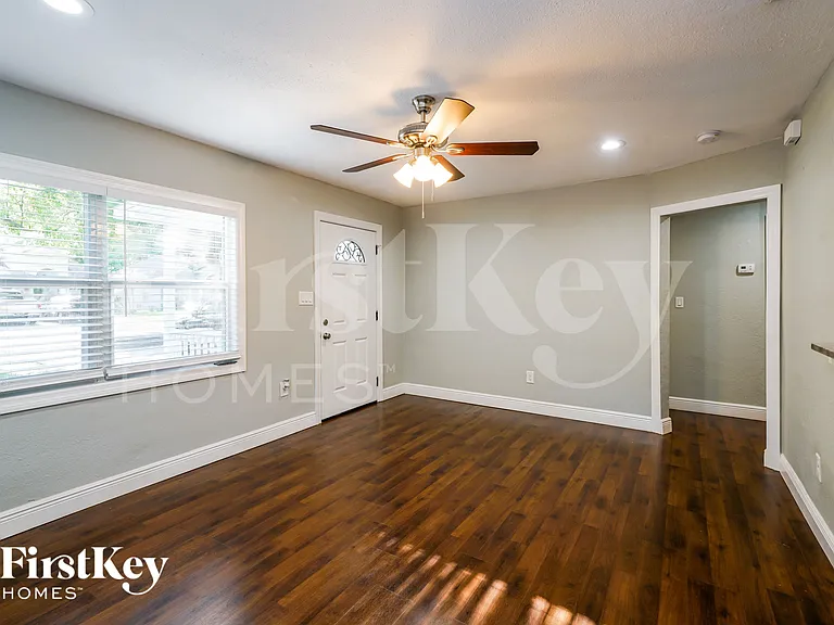 6809 N Sterling Ave — Photo 2
