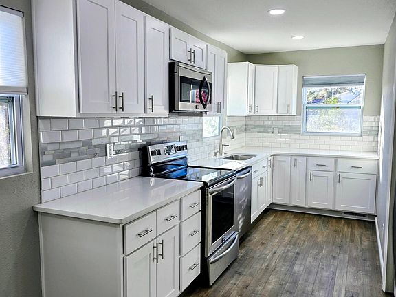 4th image of 2725 Daffodil Ln