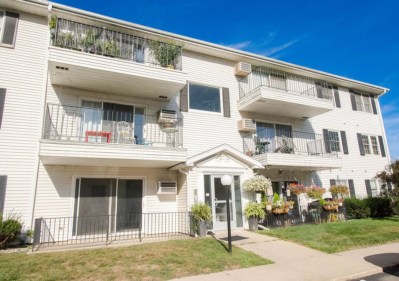 Convenient Ground-Level Condo Near West Circle — Photo 1