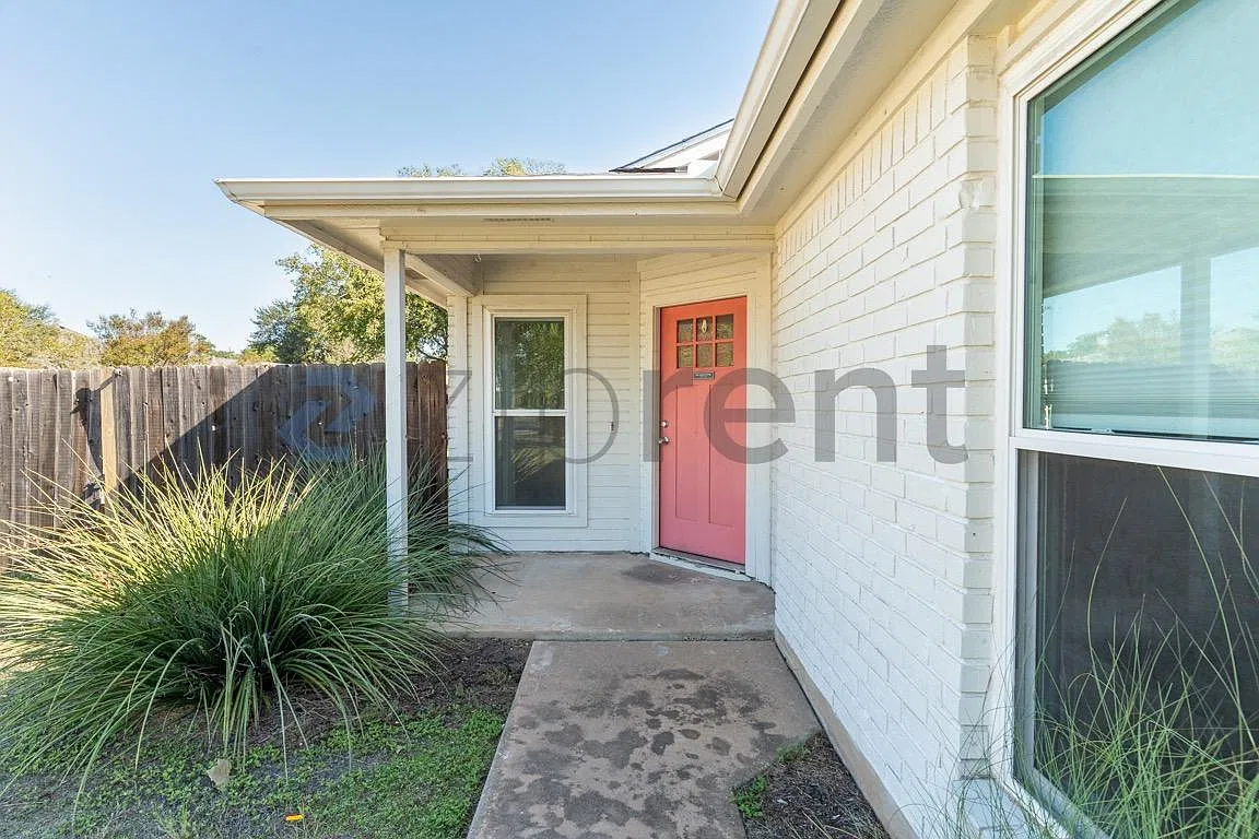 2 bed, 900 sqft, $1,800 — Photo 1