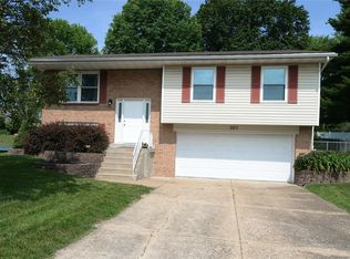 301 Wembley Ln, Ballwin, MO 63021