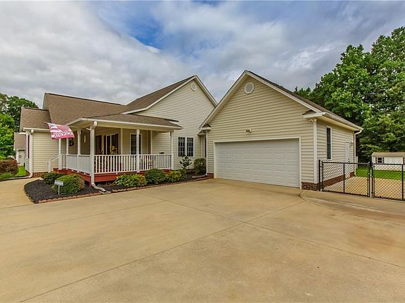 2nd image of 1037 Ravenwood Dr
