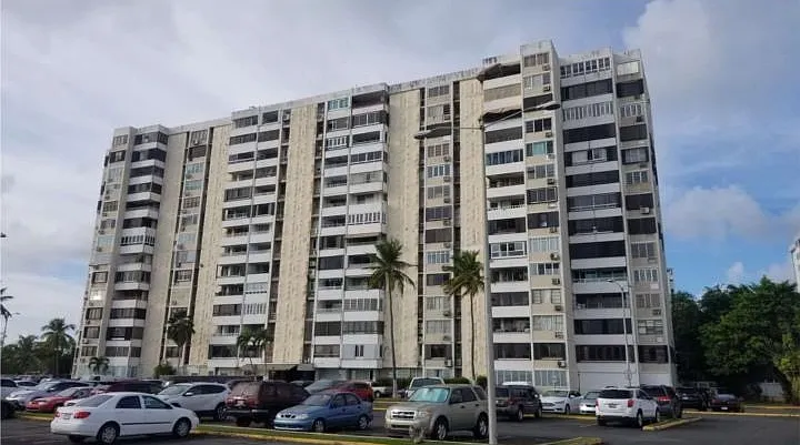 4 bed, $1,900 — Photo 1