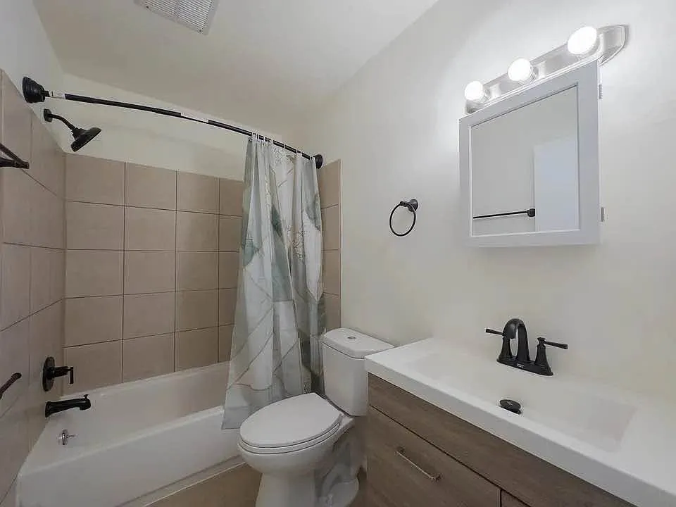 1528 Elmwood Ave - Folcroft Gardens - 1528 - 200 — Photo 2