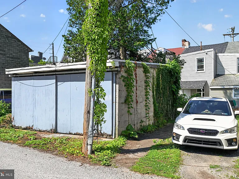 153 N Queen St — Photo 10