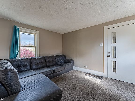 3rd image of 826 Ravenswood St
