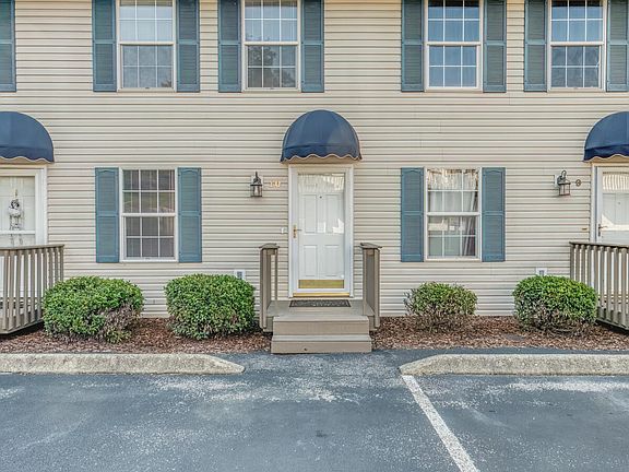 2nd image of 10 Pepper Ridge Ct #10